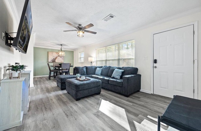 Cozy & Central Family Friendly 3BR Near Six Flags!