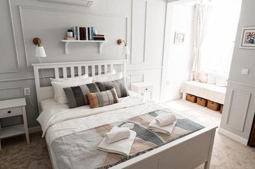 Cozy Central Stay, FREE Parking, Quiet Nights