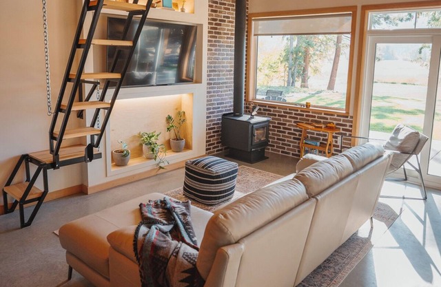 Cozy chalet among the trees. Enjoy a quiet retreat near town and attractions!