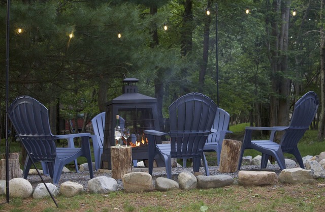 Cozy Chalet near Lake: BBQ, Fire Pit, Beautiful Fall Foliage & Hot Tub