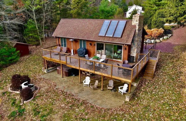 Cozy chalet with hot tub and ski resort viewnn