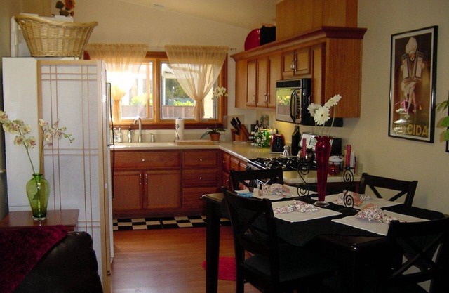 Cozy, Charming, Ocean View studio /Work desk, internet, sanitized cleaning