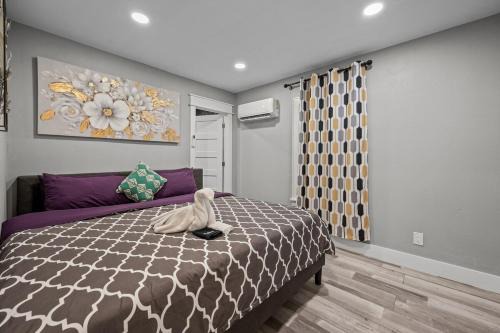 Cozy & Chic Apt King Bed -Free Parking