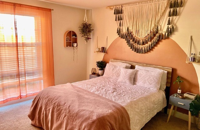 Cozy Christmas apartment centrally located near DC, VA & MD hotspots.