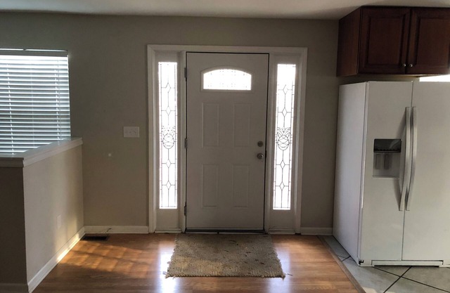 Cozy City Retreat! Spacious 6-bedroom house in marvelous Charlotte with WiFi, AC