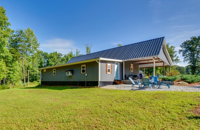Cozy Clarkesville Getaway w/Fire Pit!