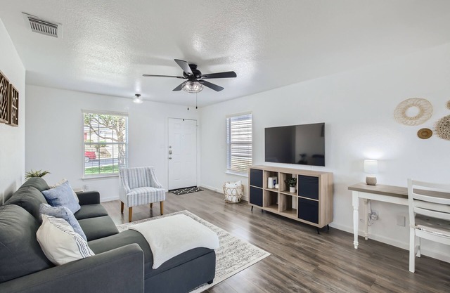 Cozy & Clean 2BR w/views Lackland BMT Riverwalkn