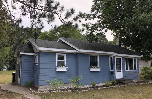 Cozy, Clean, In-Town, Cottage - Walk to town. Dogs Welcome!