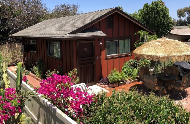 Cozy Clean Quiet One-Bedroom Cottage, Sleeps 4, Short Drive To All SD Attraction