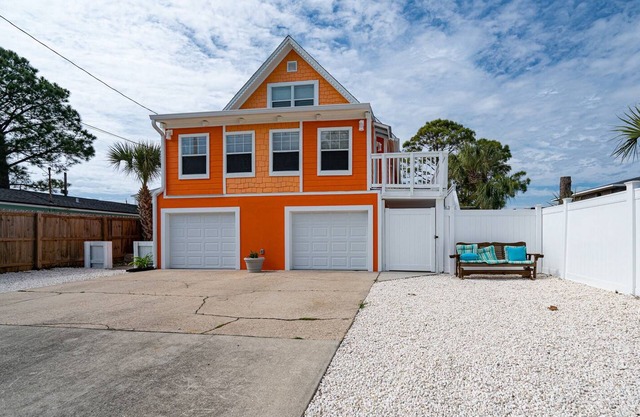 Cozy coastal home with washer/dryer, Wifi, and close to beach