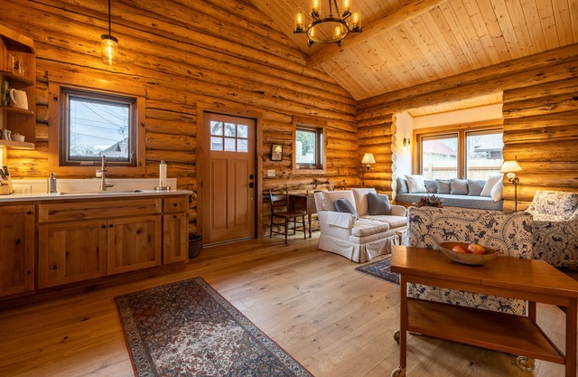 Cozy Cody Cottage located in the heart of downtown Cody!