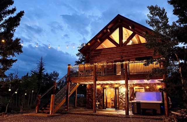 Cozy Colorado Cabin - Hot Tub + Dog-run + Views!