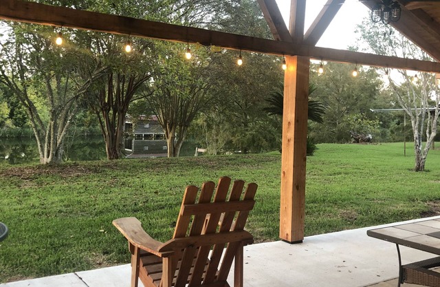 Cozy, comfortable home overlooking Cane River -15 min from downtown Natchitoches