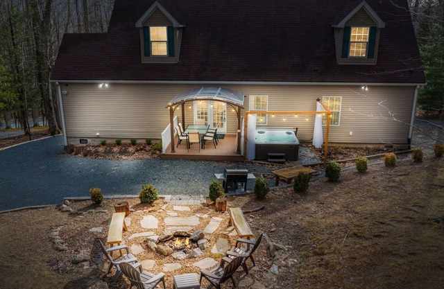 Cozy & Comfy Mountain Home, Hot Tub & Tranquility