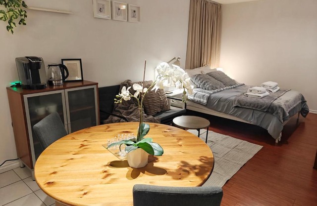 Cozy Commercial Oasis - Private Entrance Studio