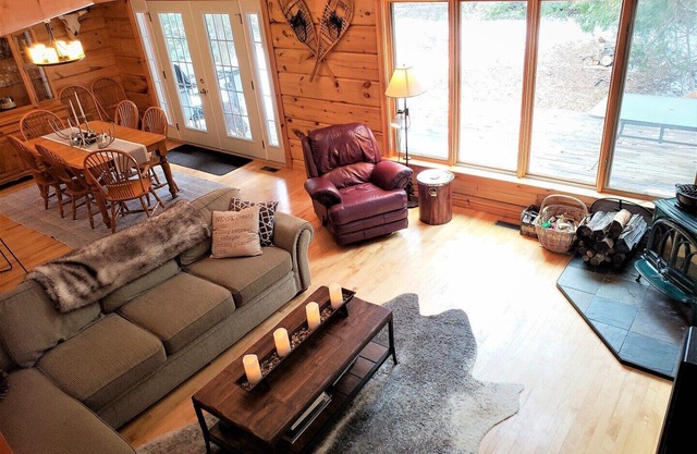 Cozy Confederation Log Home. Georgian Bay Living! Close to everything!
