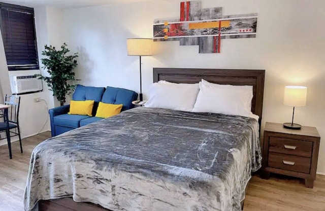 Cozy condo at Hawaiian monarch- free parking, no resort fee, near beaches, shop