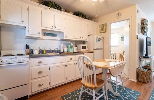 Cozy condo close to beach and downtown