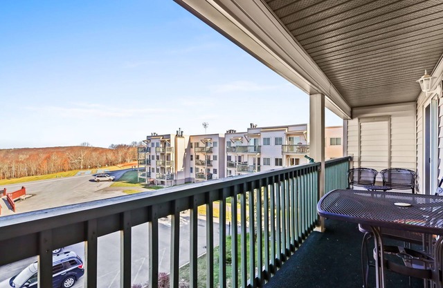 Cozy Condo: Discover Beech Mountain's Fall/Winter Beauty!