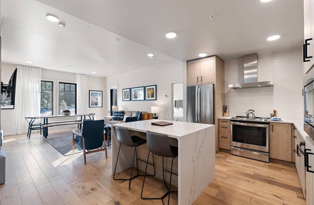 Cozy Condo|Gas Fireplace|Balcony w/Mountain View