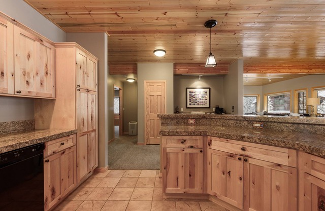 Cozy Condo less than 5 min Shuttle to Gondola