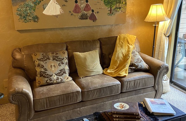 Cozy Condo: One bedroom condo w/indoor fireplace