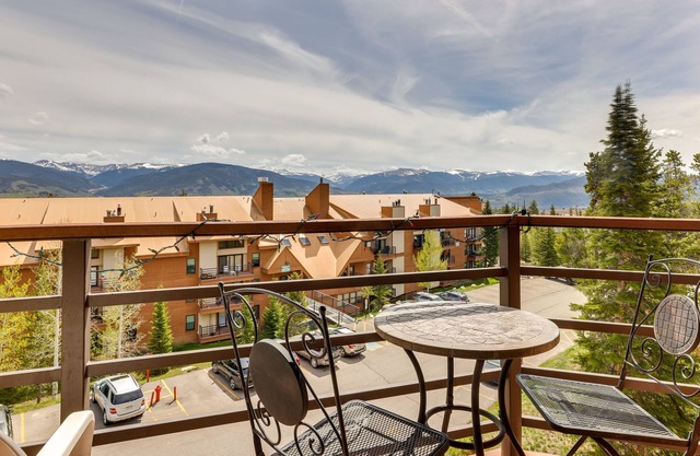 Cozy Condo w/Balcony & Mtn View in Silverthorne!