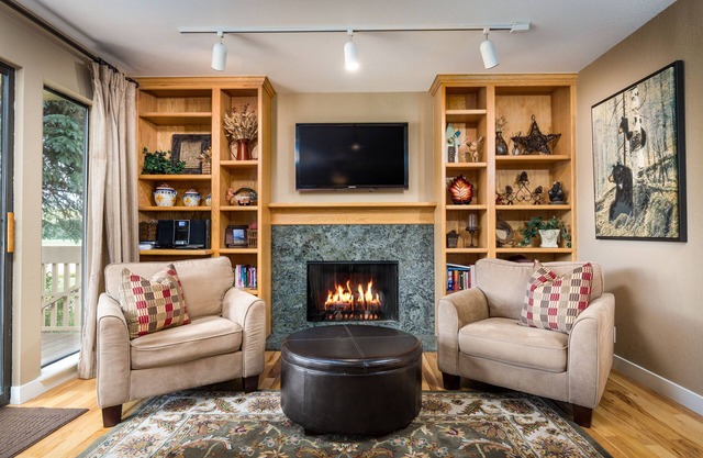 Cozy Condo w/Hot Tub, Great Views of Canyons Mt & Golf Course, on Free BusRoute