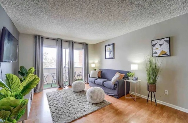Cozy Condo, w/HotTub, Pool, and Sauna.