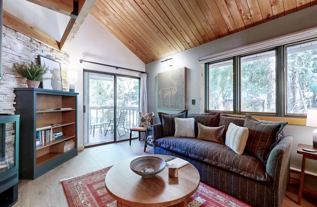 Cozy condo with shared hot tub, pool, lake access, close to skiing