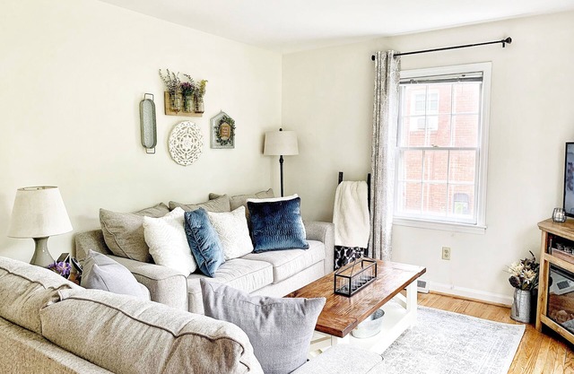 Cozy, Convenient, & Comfortable Retreat w/Firepit, Hammock, Ping Pong, & Coffee