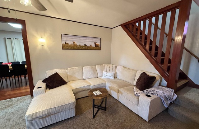 Cozy Corner Cottage - 4 Bedroom Home