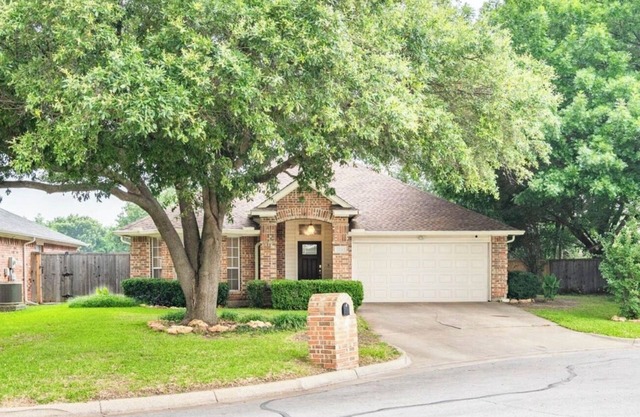 Cozy Corner Near I-20 & 360, Heart of DFW, Quiet Cul-de-Sac Stay
