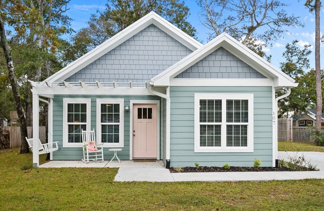 Cozy Cottage 10 min walk to the beach!
