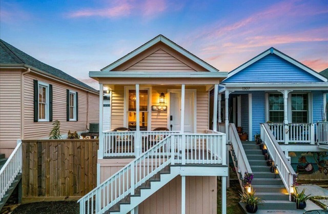 Cozy cottage 3 blocks to beach