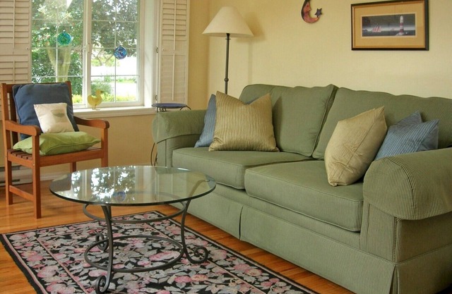 Cozy Cottage: 30 meters from walk-on beach, Perfect for Couples