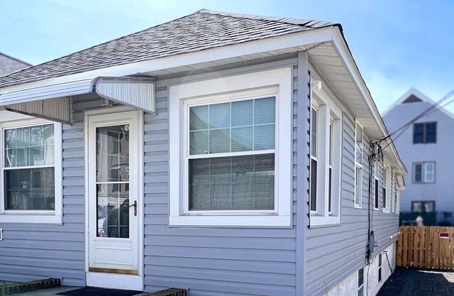 Cozy cottage 500 ft to Seaside Heights boardwalk, off-st. parking, beach badges