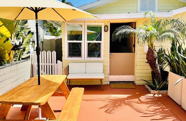 Cozy Cottage Between the Beach & Bay East – Walk to Water!