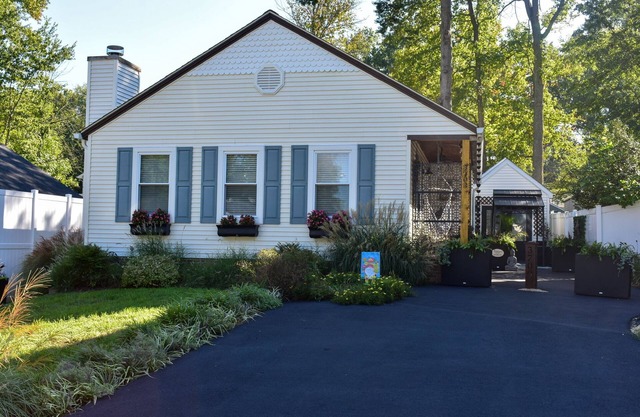 Cozy Cottage By The Beach-Pet Friendly