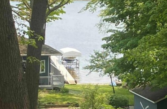 Cozy Cottage for 8 with a view of White Lake & near Lake Michigan