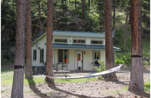 Cozy Cottage~Hot Tub~Mini Golf! ~Aeneas Valley