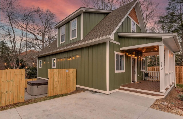 Cozy Cottage- Hot Tub/16 mi from Asheville/Fire Pit/Arcade/Foosball
