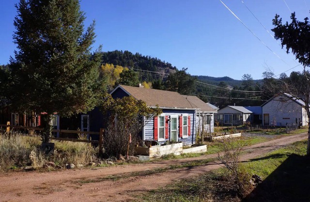 Cozy Cottage in the Center of Historic Pine Grove
