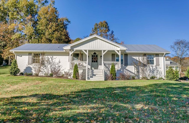 Cozy Cottage located in Franklin, TN on a 6 Acre Mini Farm