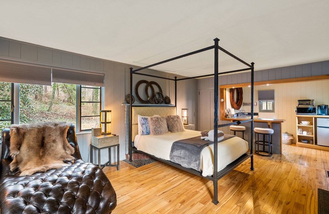 Cozy cottage minutes from downtown Asheville with a countryside feel