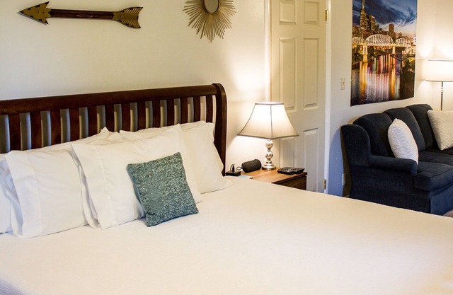 Cozy Cottage Near the Airport (3 min to airport)