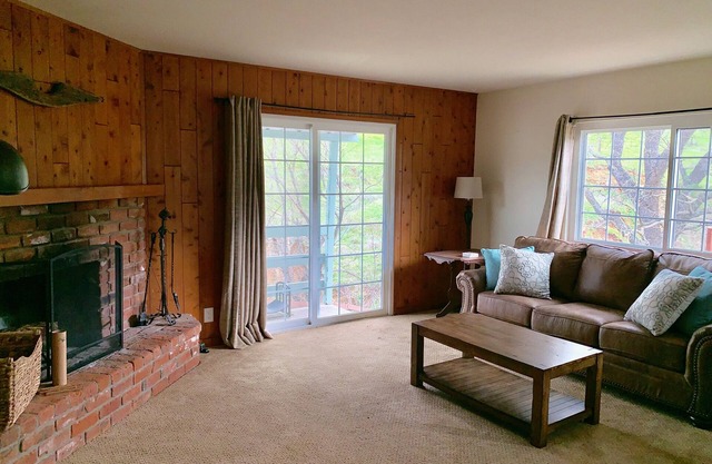 Cozy Cottage on Beautiful U-Pick Berry Farm- 2 Queens, 4 twin/bunks