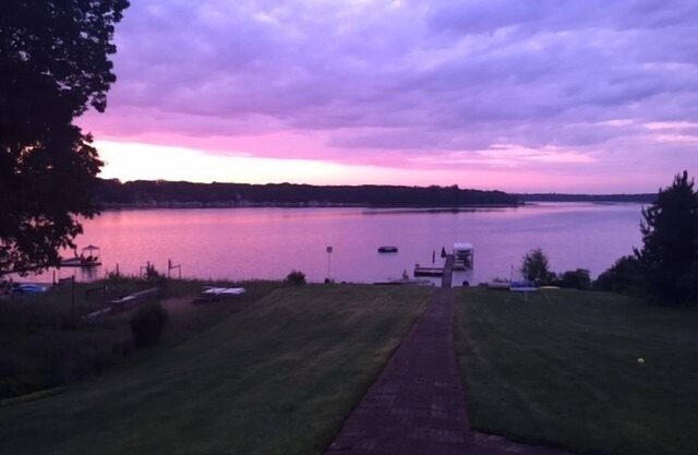 Cozy cottage on Big Star Lake with sunset views and family fun!