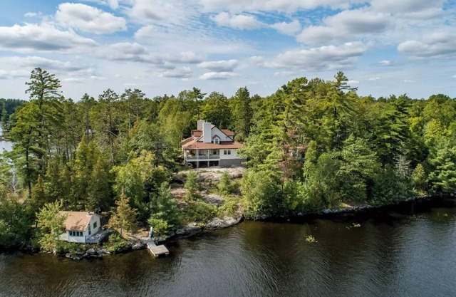 Cozy cottage on Lake Cecebe. Tranquility above Muskoka at Rockwynn Cottages