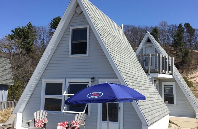 Cozy Cottage On Lake Michigan Shore, Newly Renovated, Flat & few Steps To Beach